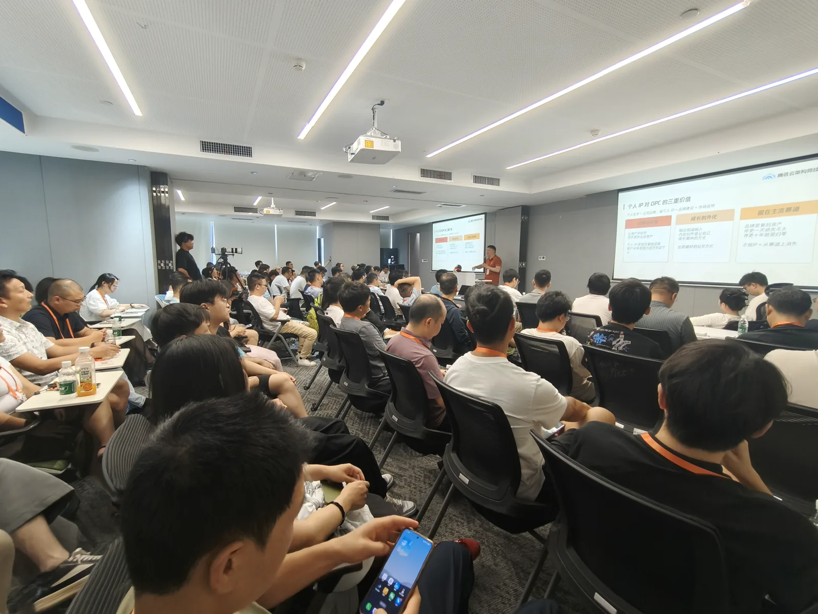 AI 技术活动现场的参与者